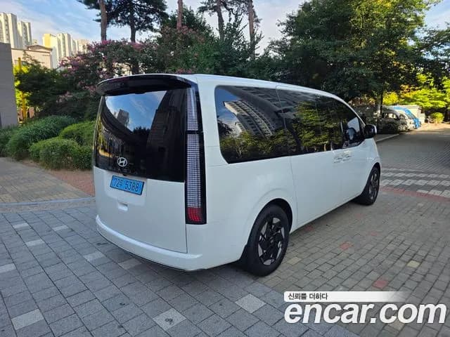 2027 Hyundai Staria — Photo 4