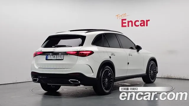 2026 Mercedes-Benz GLC — Photo 2
