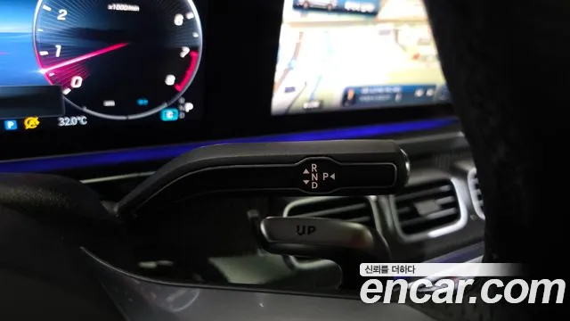 2026 Mercedes-Benz GLS — Photo 9