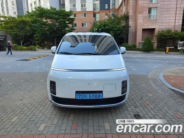 2027 Hyundai Staria — Photo 2